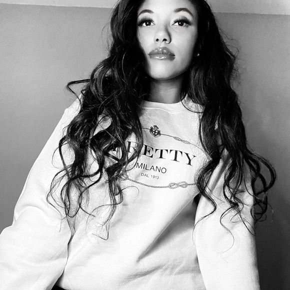 Pretty Crewneck - Picture 2 of 3